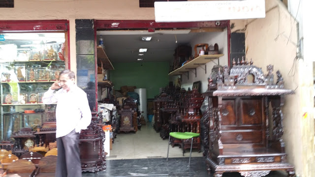 The owner of Prateek Arts and Crafts has tons of time to kill as business has completely vanished since November 8